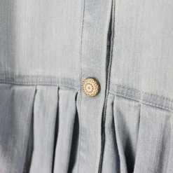 Abito in denim chiaro con cintura a fascia rimovibile