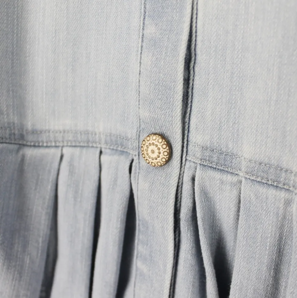 Abito in denim chiaro con cintura a fascia rimovibile