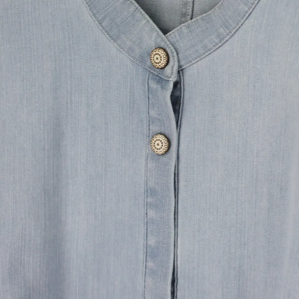 Abito in denim chiaro con cintura a fascia rimovibile