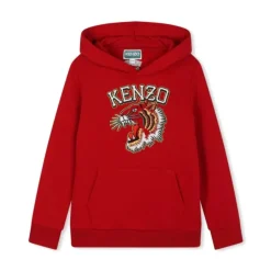 Czerwona bluza z kapturem i dużym nadrukiem logo