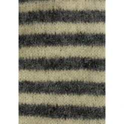 Sweter ze wzorem w pasy